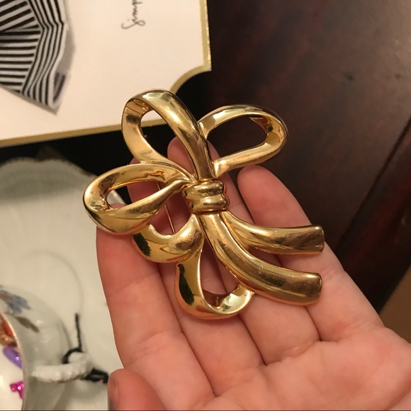 Perfect Girly Golden Bow Love Brooch Scarf Pin - Picture 7 of 8